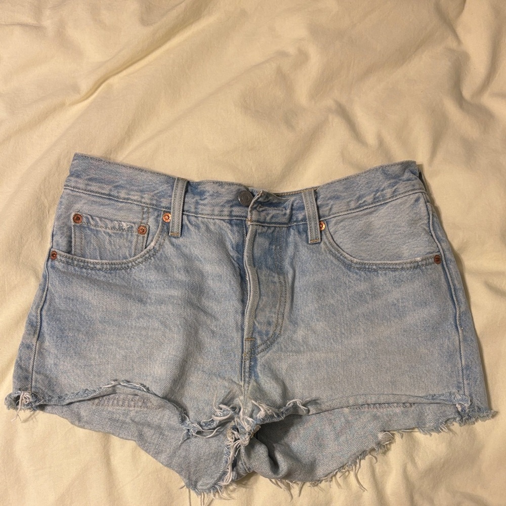 Light Wash Levi’s Denim Women’s Cutoff Shorts